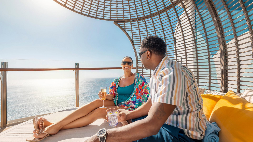 Casal a desfrutar do Sol no Sun Deck das Suítes
