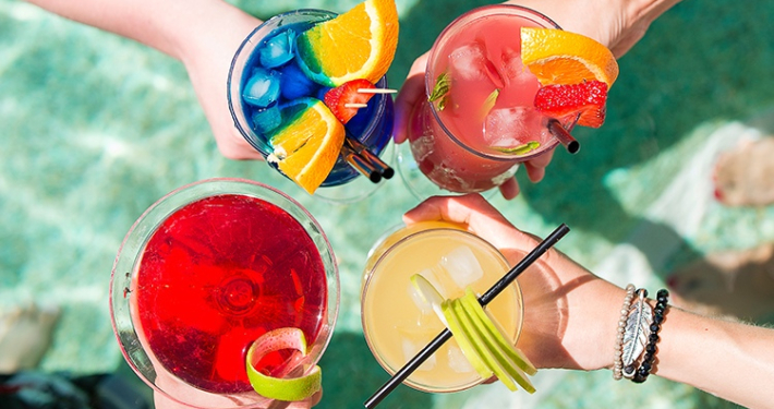 Cocktails à beira da piscina
