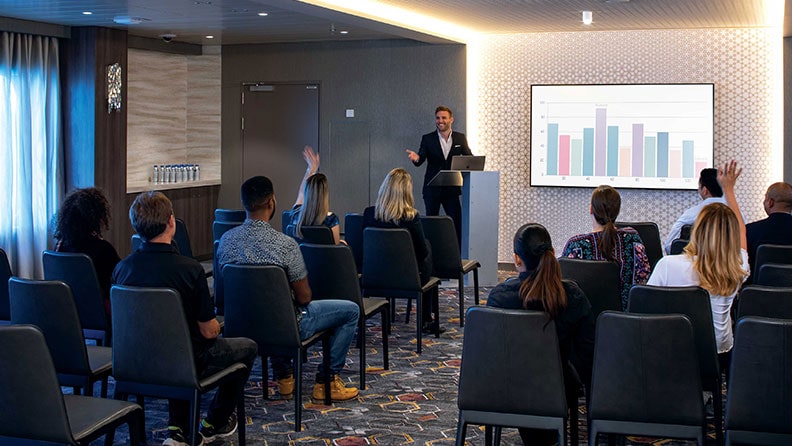 Lugar para reuniões no Celebrity Edge