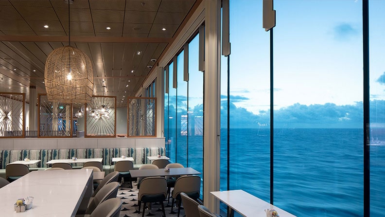 Café com Vista Mar do Celebrity Edge