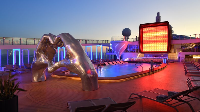 Deck da Piscina do Celebrity Apex