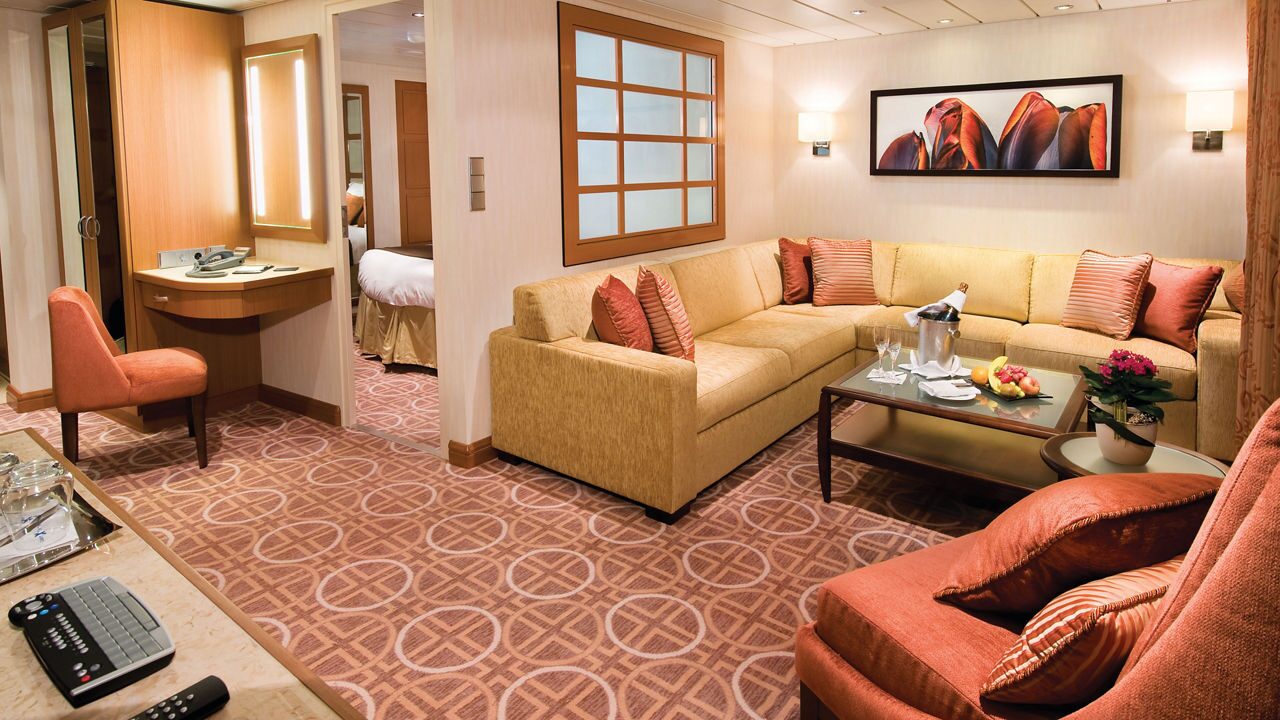 5942-celebrity-suite-onboard-suite-life (1)