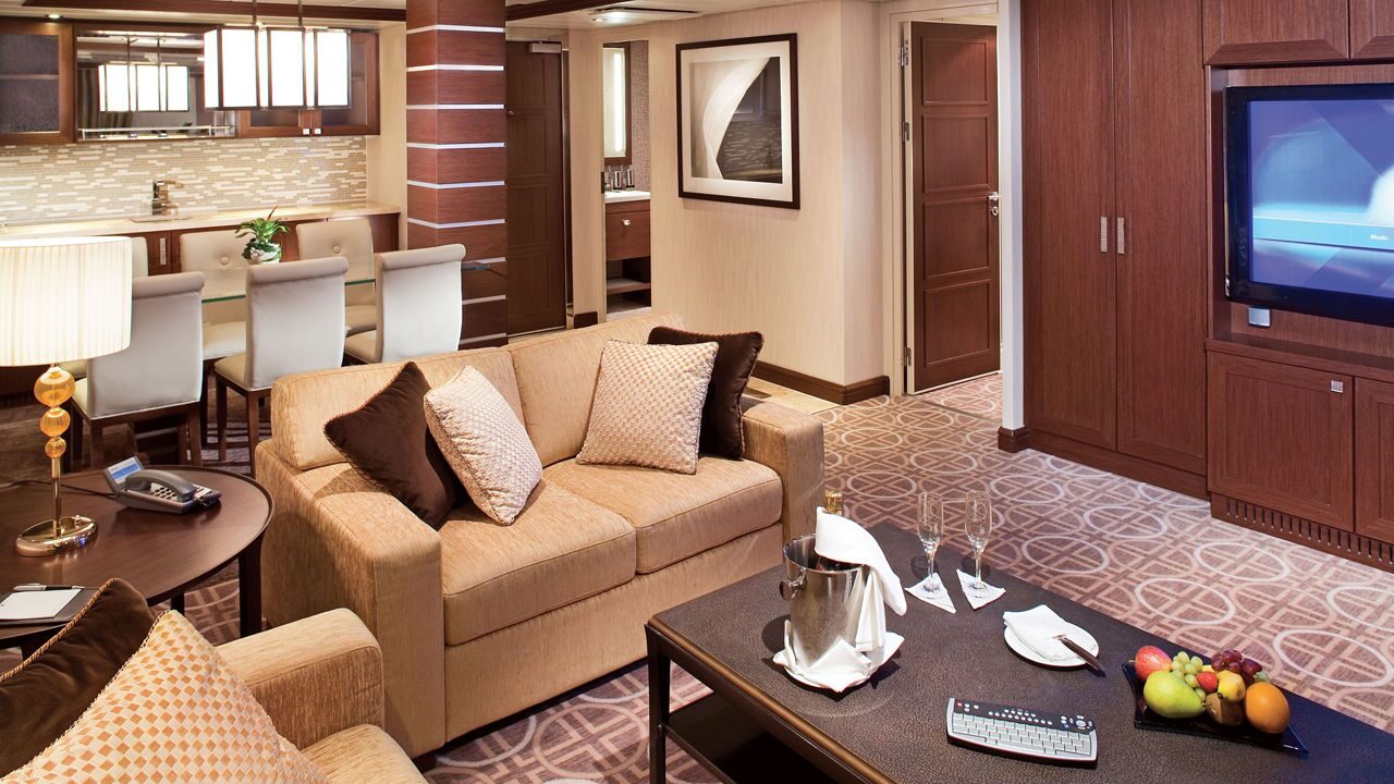 5952-royal-suite-onboard-suite-life (1)