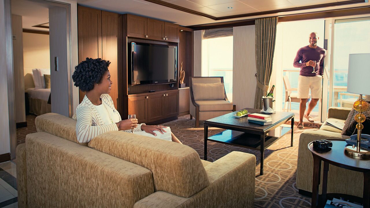 couple-in-royal-suite-sl-class-2560x1440 (1)