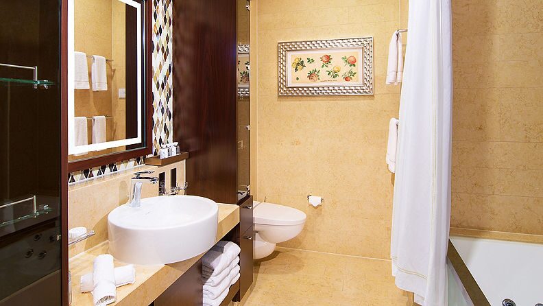 signature-suite-bathroom-reflection-2560x1440